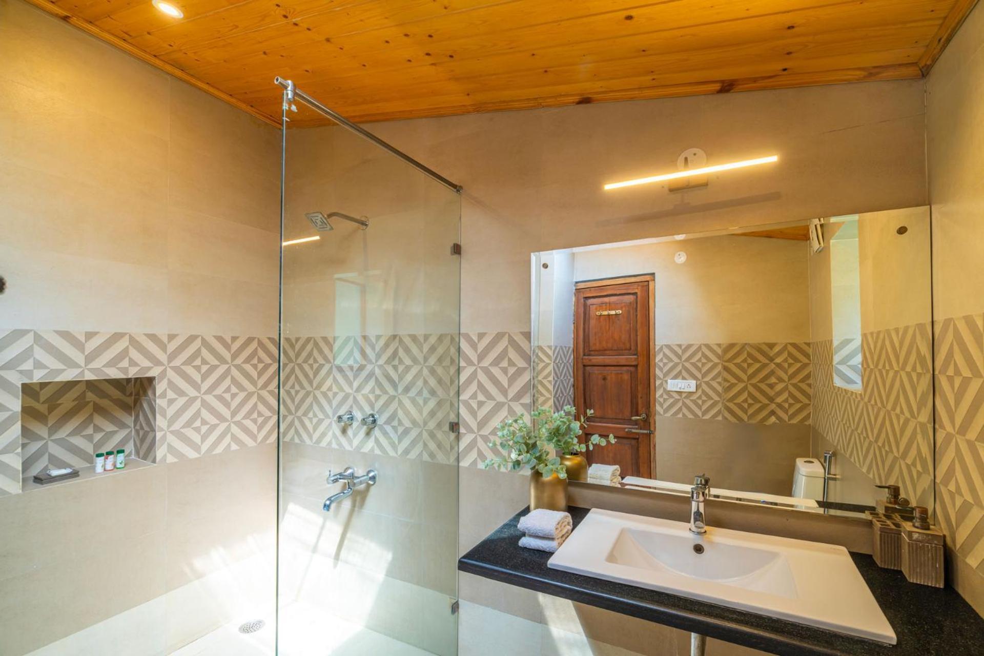 Stayvista At Paris Villa With Pvt Pool & Valley View Kasauli Exterior photo