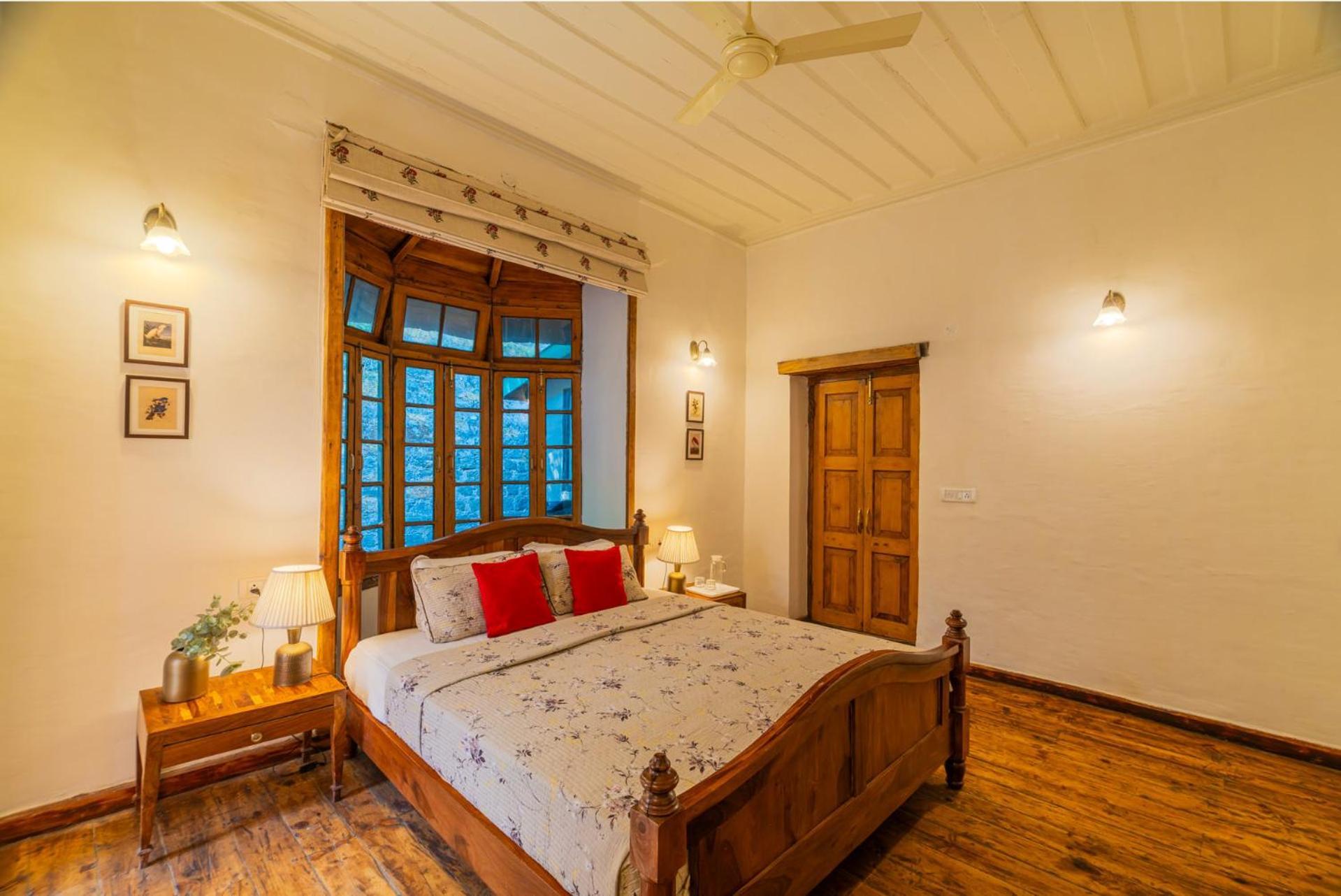 Stayvista At Paris Villa With Pvt Pool & Valley View Kasauli Exterior photo